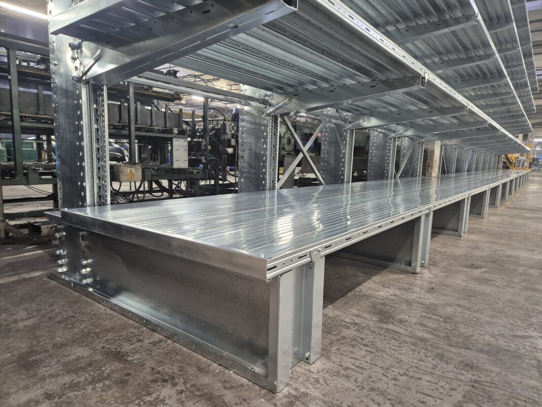 Regały wspornikowe z półkami