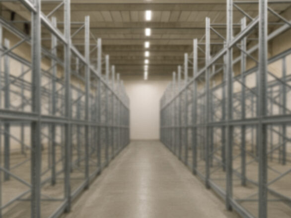 Regały paletowe w magazynie