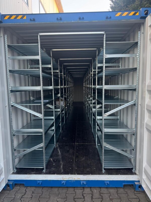 Regały w kontenerze