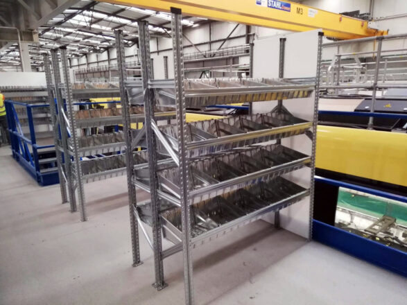 Regały warsztatowe z pojemnikami